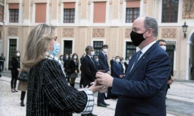 Les engagés de la crise sanitaire décorés par le Souverain