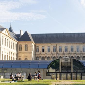 The school building from the 1980s adjoins the three-century-old royal abbey.